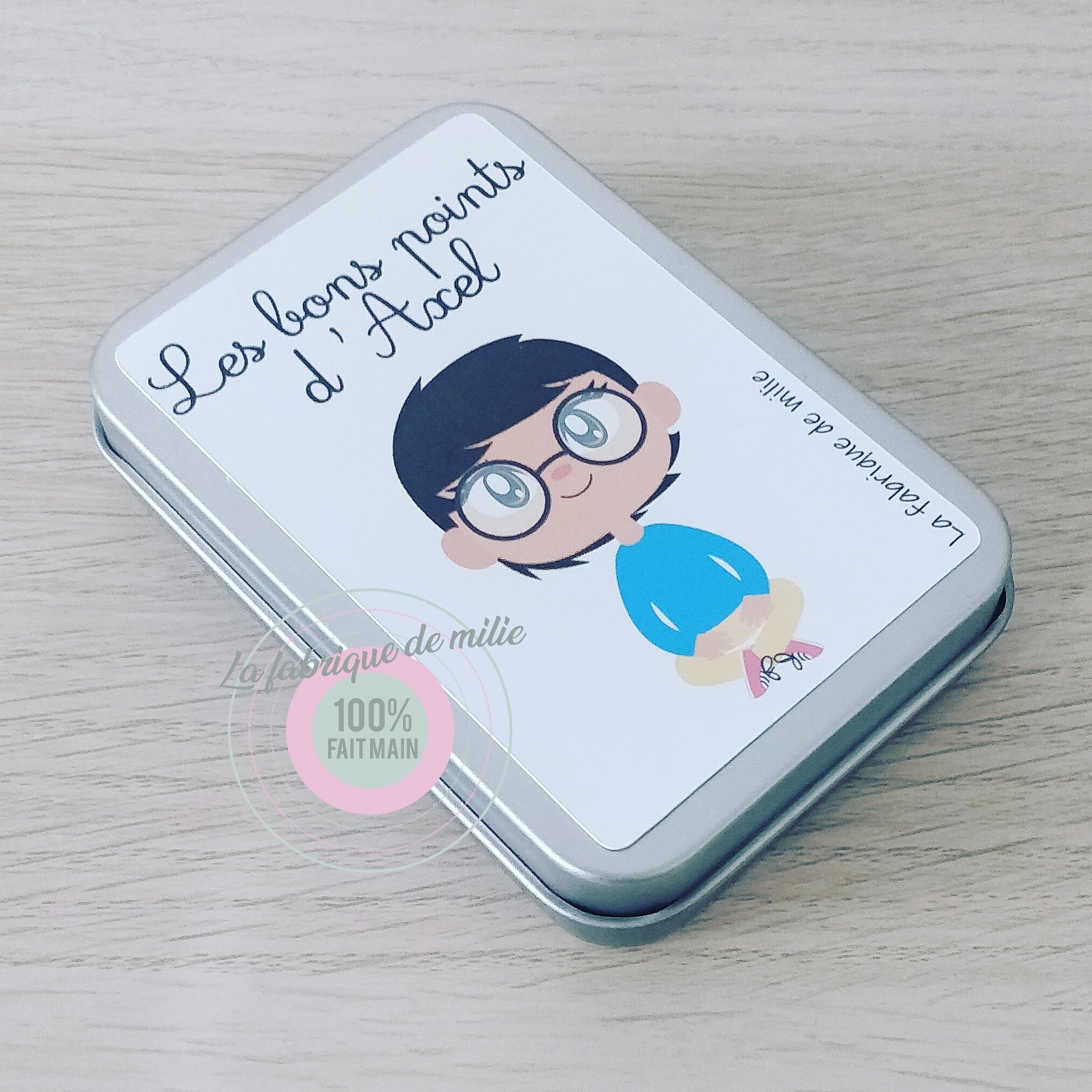 Boîte à Bons Points "Mathéo" Métallique Personnalisée - 2,7x9,7x6,2 Cm - Pour Récompenses Enfants école