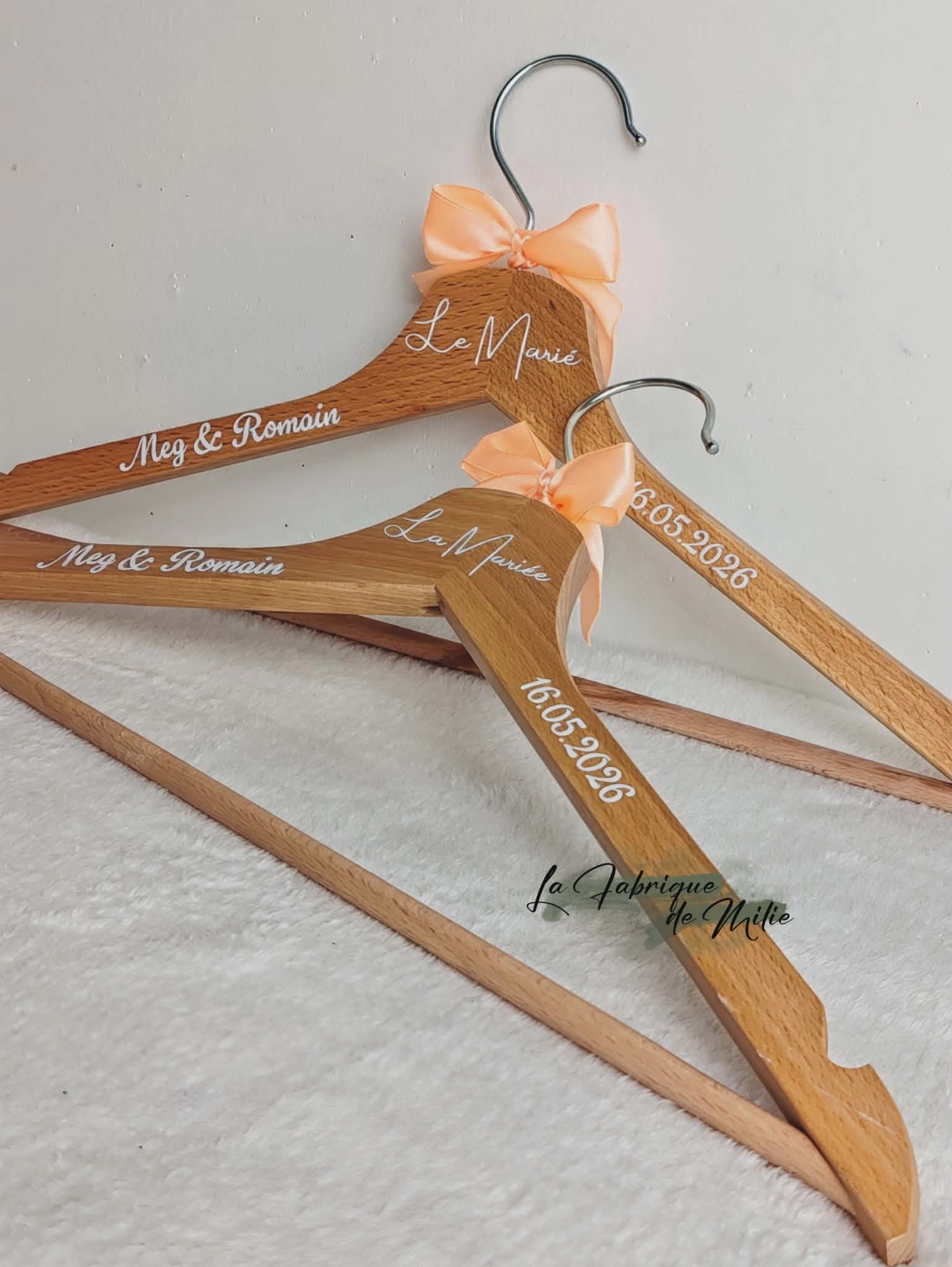 Cintres de Mariage Personnalisés – Élégance & Souvenir du Jour J